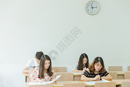 女孩与书本试卷校园教室同学们在考试背景