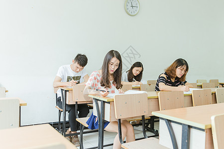 女孩与书本试卷校园教室同学们在考试背景