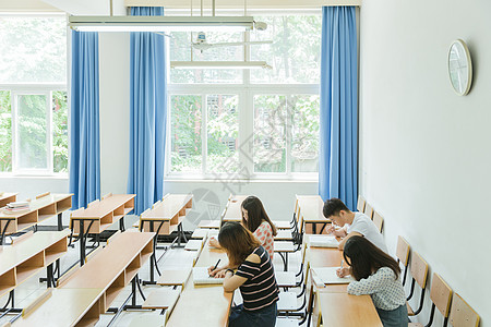 写字笔校园教室同学们在考试背景