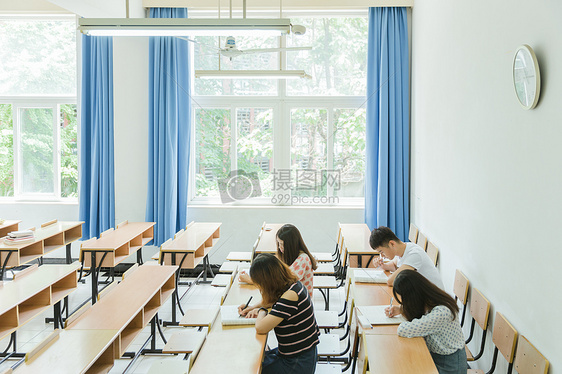 校园教室同学们在考试图片