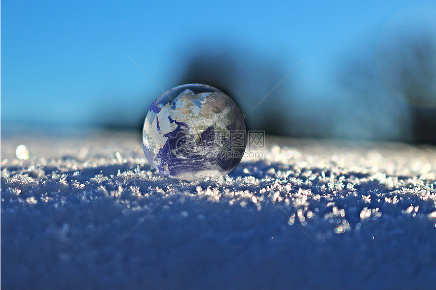 雪地上的玻璃地球图片