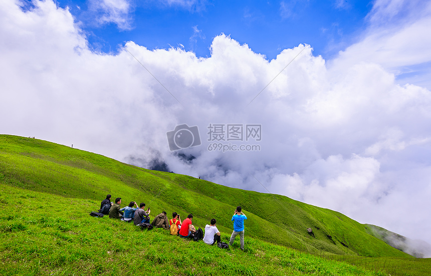 上顶云端看风景的人图片