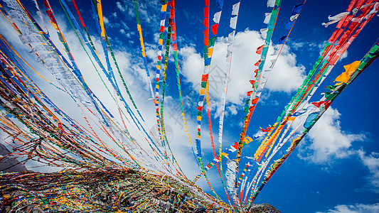 彩色经幡西藏的天空背景