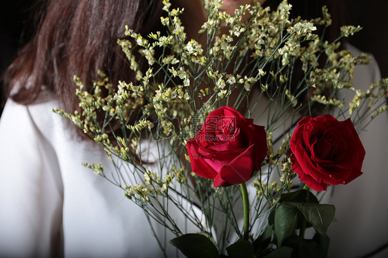 女生手捧玫瑰花