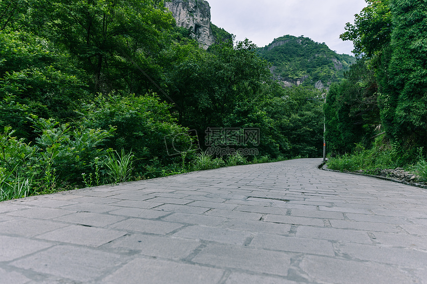 景区内清新公路风景图片