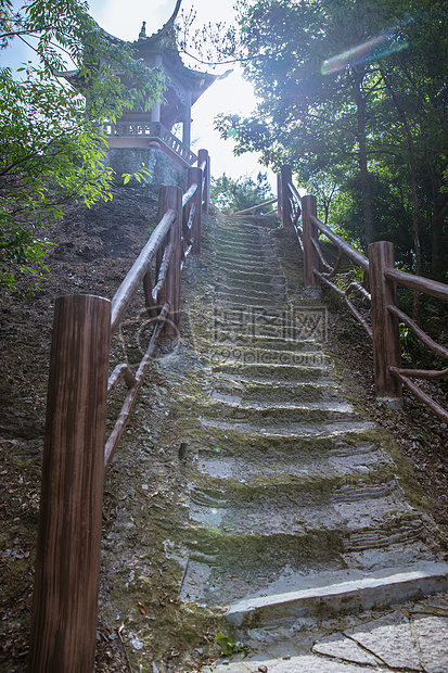 景区内登高山路休息凉亭图片