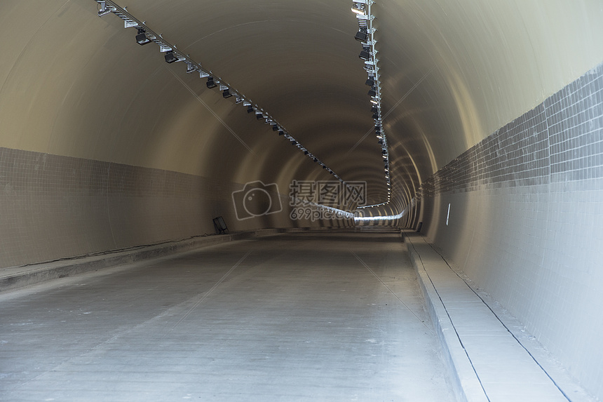宽广延伸隧道公路素材图片