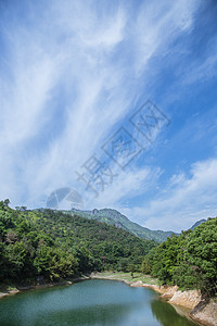 大气水库山脉蓝天白云风景图片