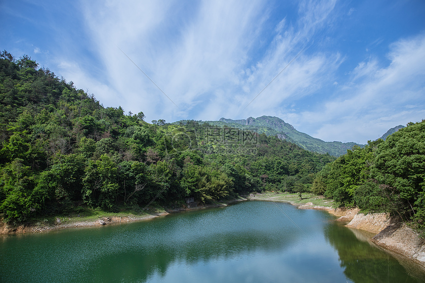 大气水库山脉蓝天白云风景图片