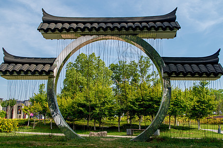 雕塑与天空背景图片