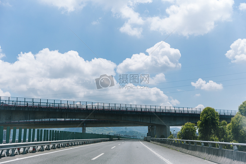 蓝天白云风景空旷公路图片