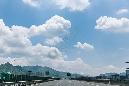 蓝天白云风景空旷公路高清图片