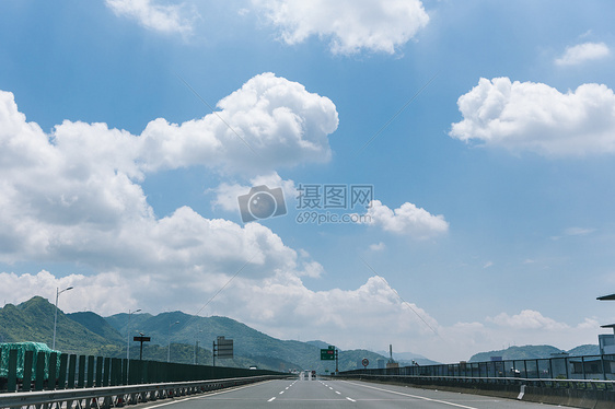 蓝天白云风景空旷公路图片