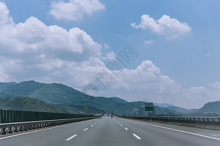 蓝天白云风景空旷公路图片