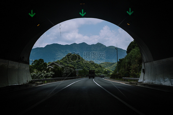 远行出隧道前文艺公路风景图片