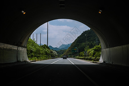 远行出隧道前文艺公路风景白云高清图片素材