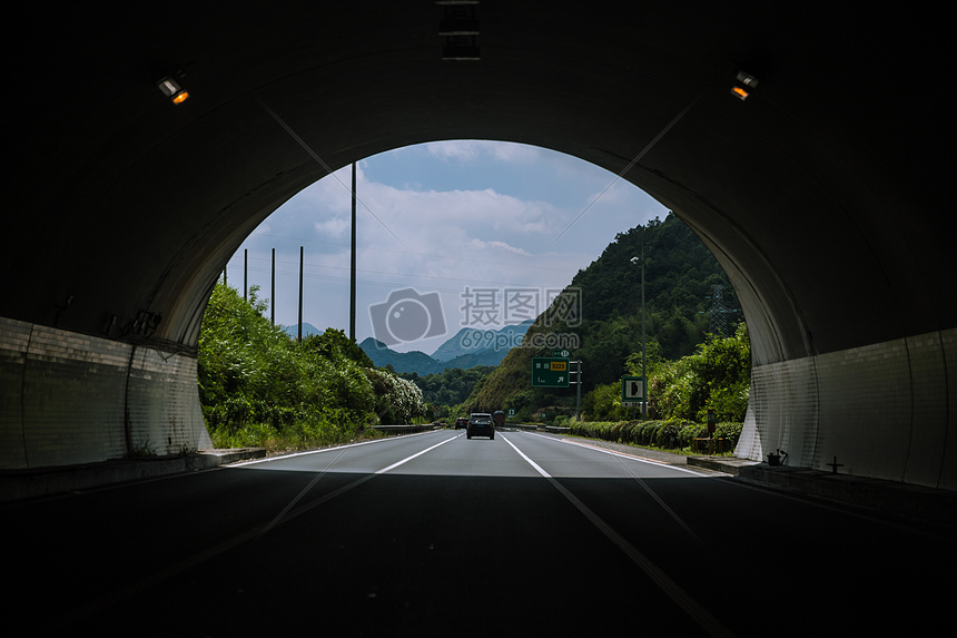 远行出隧道前文艺公路风景图片