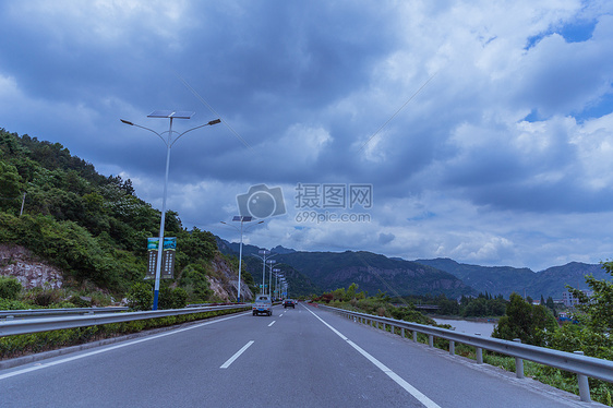 多云天气大气宽广依山公路图片