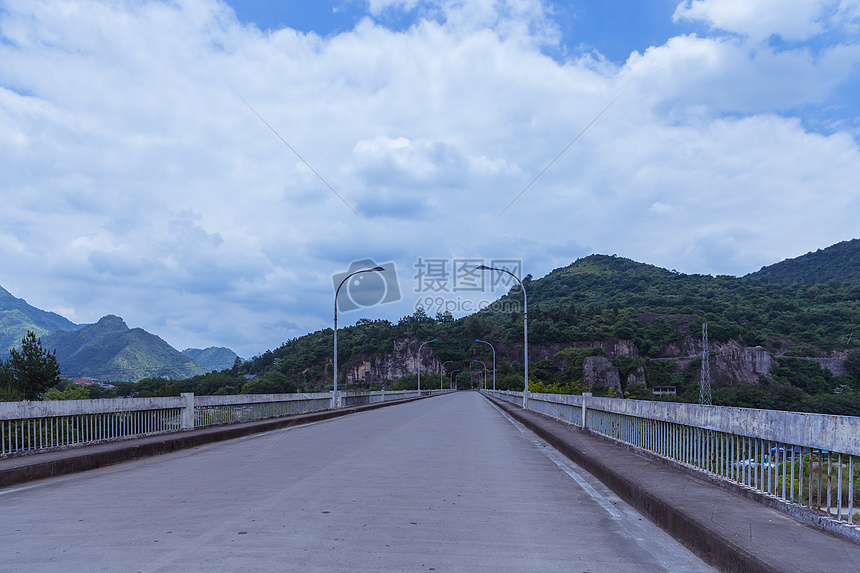 多云天气大气空旷桥面公路图片