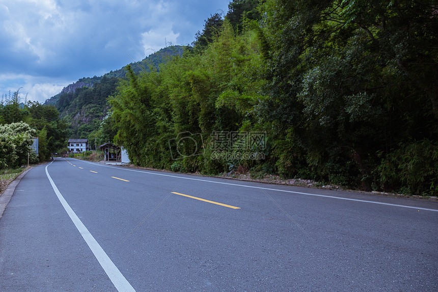 清新多云天气安静风景公路图片