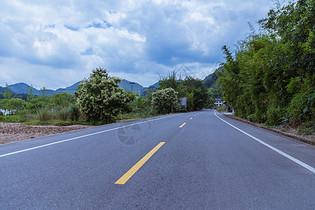 清新多云天气安静风景公路图片