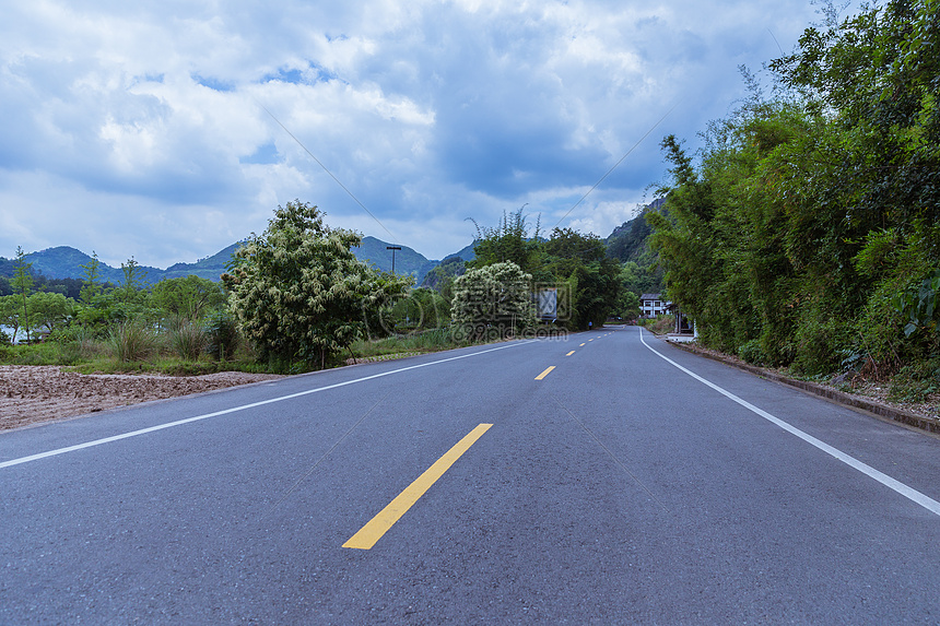 清新多云天气安静风景公路图片