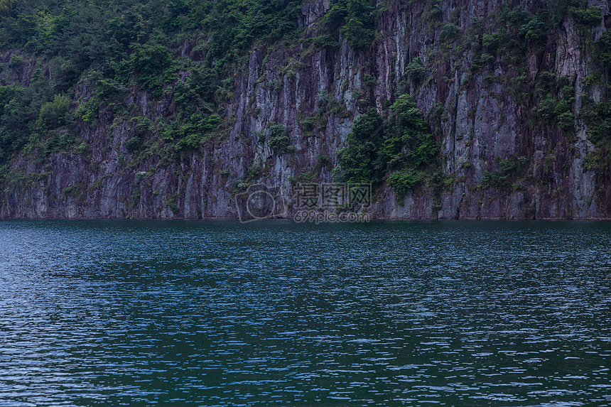 清澈楠溪江水与山岩石对称风景图片