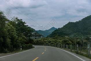 清新多云天气依山文艺公路图片