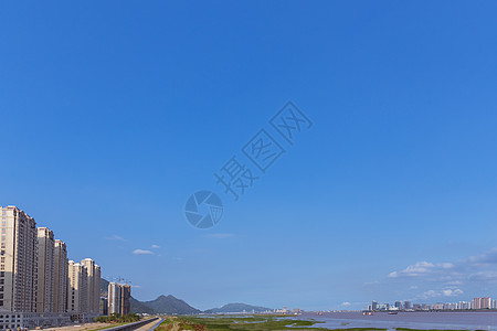 大气蓝天江岸建筑风景图片