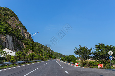 晴天下的大气宽广依山公路背景图片