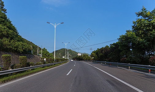 空旷的大气宽广依山公路高清图片