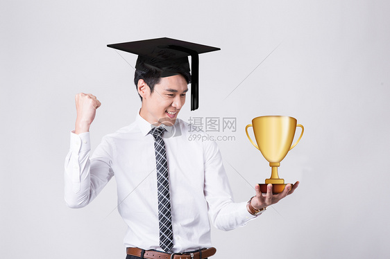 头带学位帽拿了大奖的男人图片