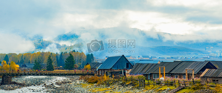 云雾下的村庄图片