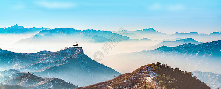 意境策马群山背景