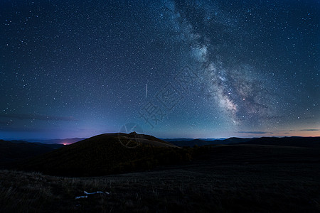 星空银河闪耀旷野高清图片