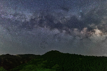 绿色公路山里的星空 星星 银河背景