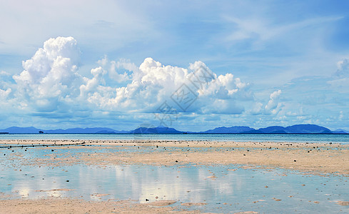 唯美大海蓝天白云下的海滩背景