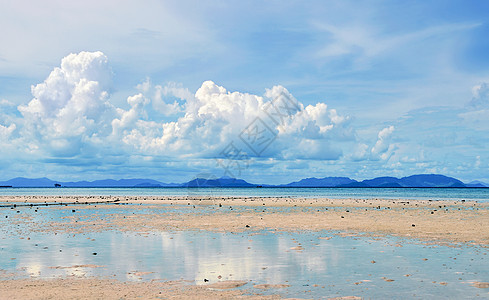蓝天白云下的海滩背景图片