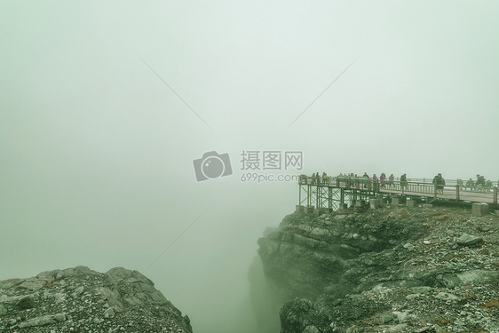 雾锁玉龙雪山图片