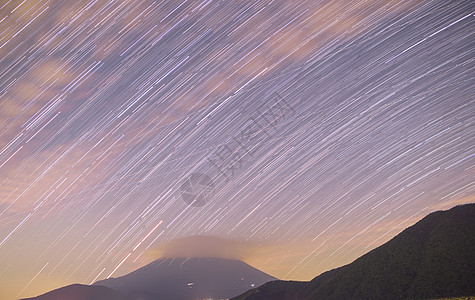 探索太空富士山星轨背景