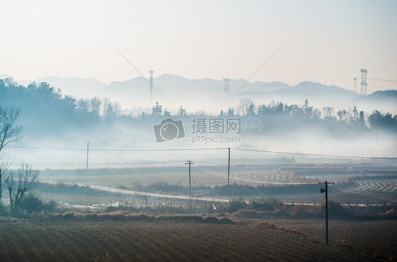 清晨-春节放鞭炮过后的雾气图片