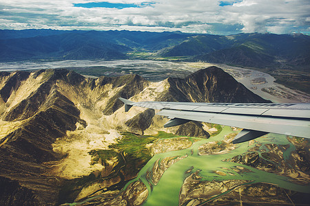 民航客机飞跃雅鲁藏布江大峡谷高清图片