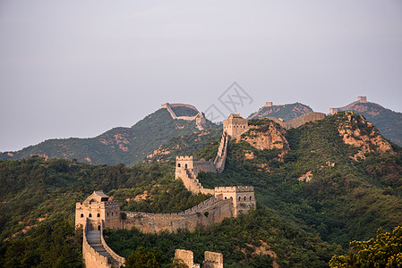 日落的长城5A绵延山高清图片