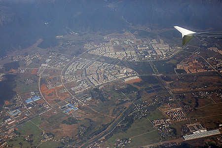 低空飞行在田野上空的民航客机图片