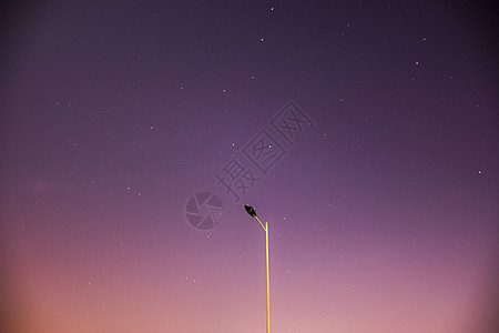 宇宙城市星空下的路灯背景