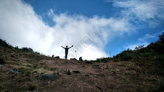 多云转雷阵雨登山的人背景