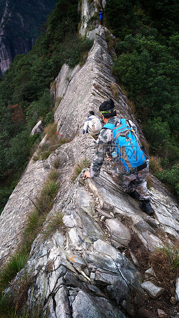 登山的人图片