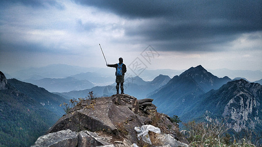 多云转雷阵雨登山的人背景