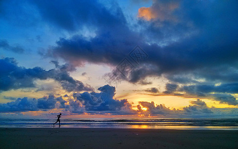 夕阳奔跑海边奔跑的人背景