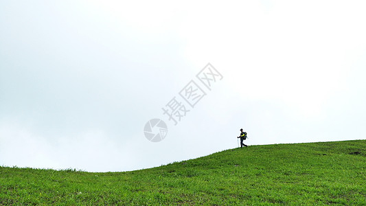 登山的人图片